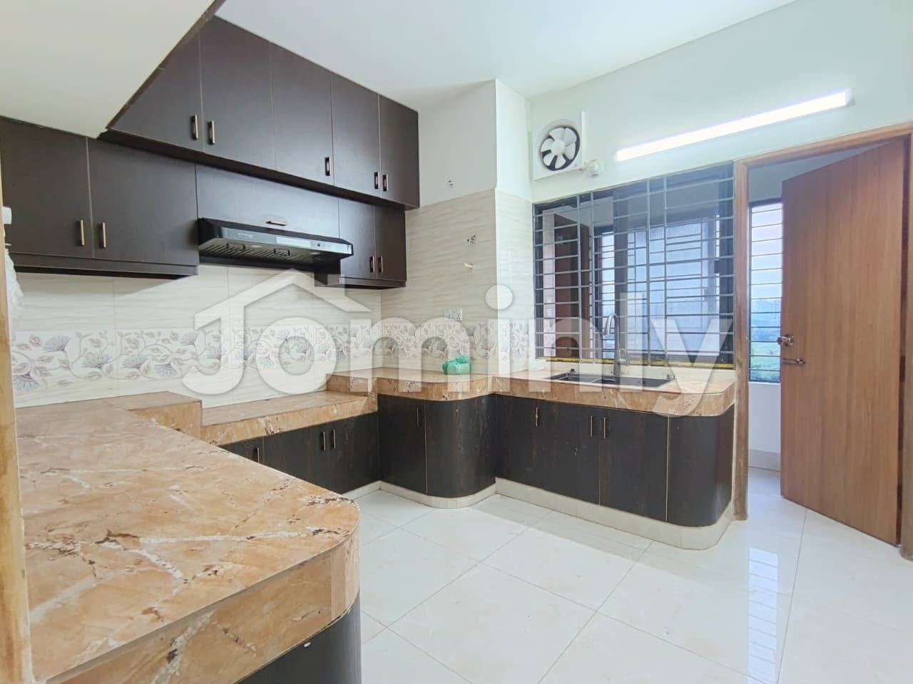 4th Floor 2300 SQFT South-Facing 3-Bedroom Semi-Furnished Premium Apartment with Servant Suite for Rent at Bashundhara R/A - 3