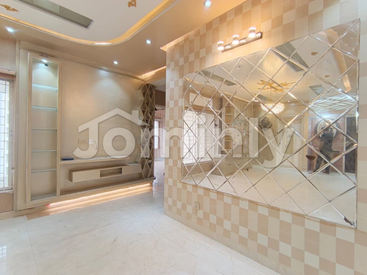 2200 SQFT Semi-Furnished Spacious Apartment for Rent | Bashundhara R/A | 8th Floor | South-Facing | 4-Bedroom (Family Only) - 5