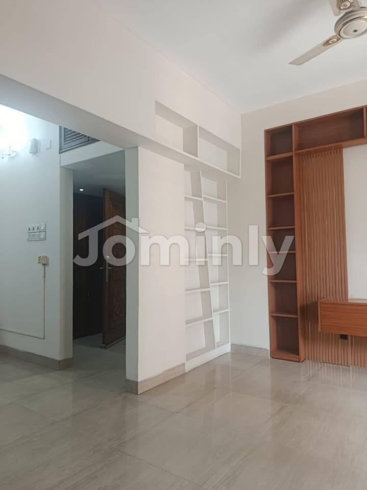2190 SQFT Premium Used Single-Unit Apartment for Sale | Sector 4, Uttara | 3 Beds, 4 Baths, Servant Room & Store Room | 40 FT Wide Road Facing - 2