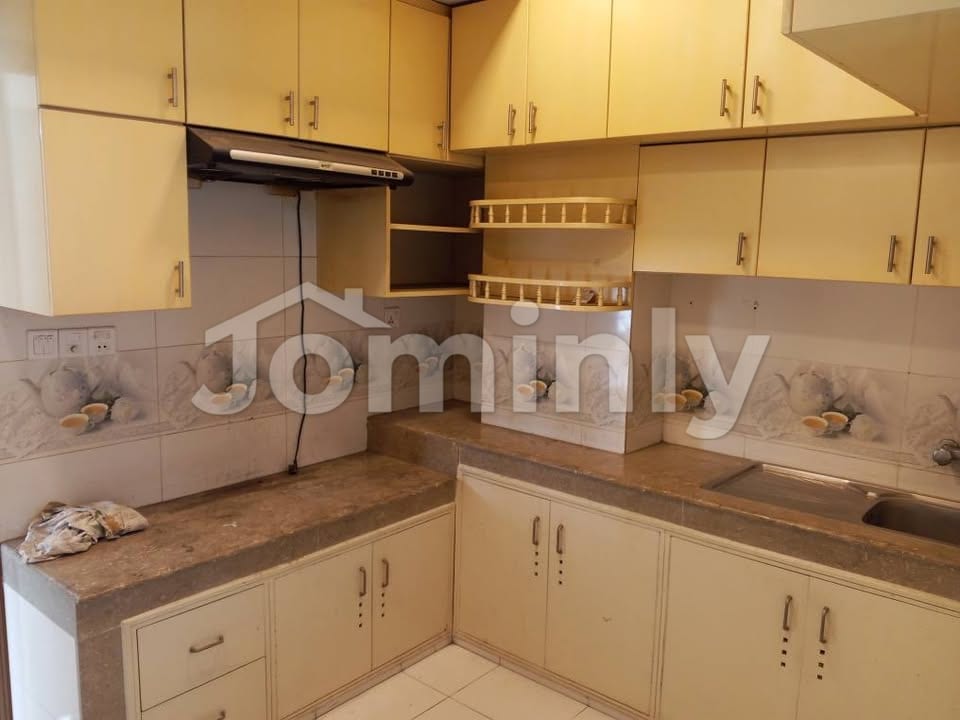 1887 SQ FT Used East-Facing Single-Unit Residential Apartment for Sale | Block A, Bashundhara R/A | 5th Floor (৬ তলা) on Road-1 with Lift, Generator, and Parking - 4