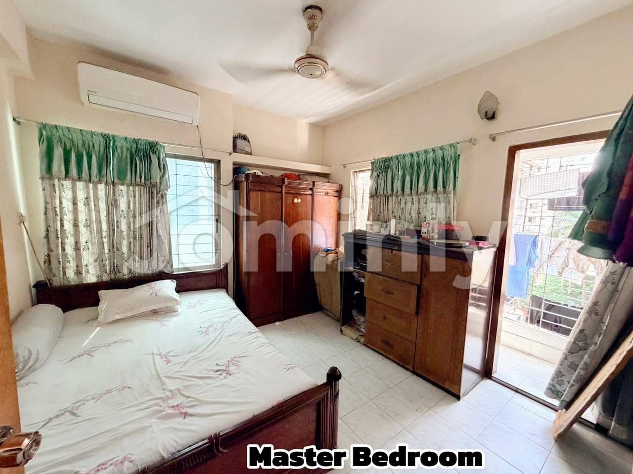 1500 SQFT South-Facing Used Flat for Sale with Titas Gas & Parking | 4th Floor, Hatkhola Road (Near Motijheel) | 3 Bed, 3 Bath, 3 Balcony, Servant Room | 20 FT Road