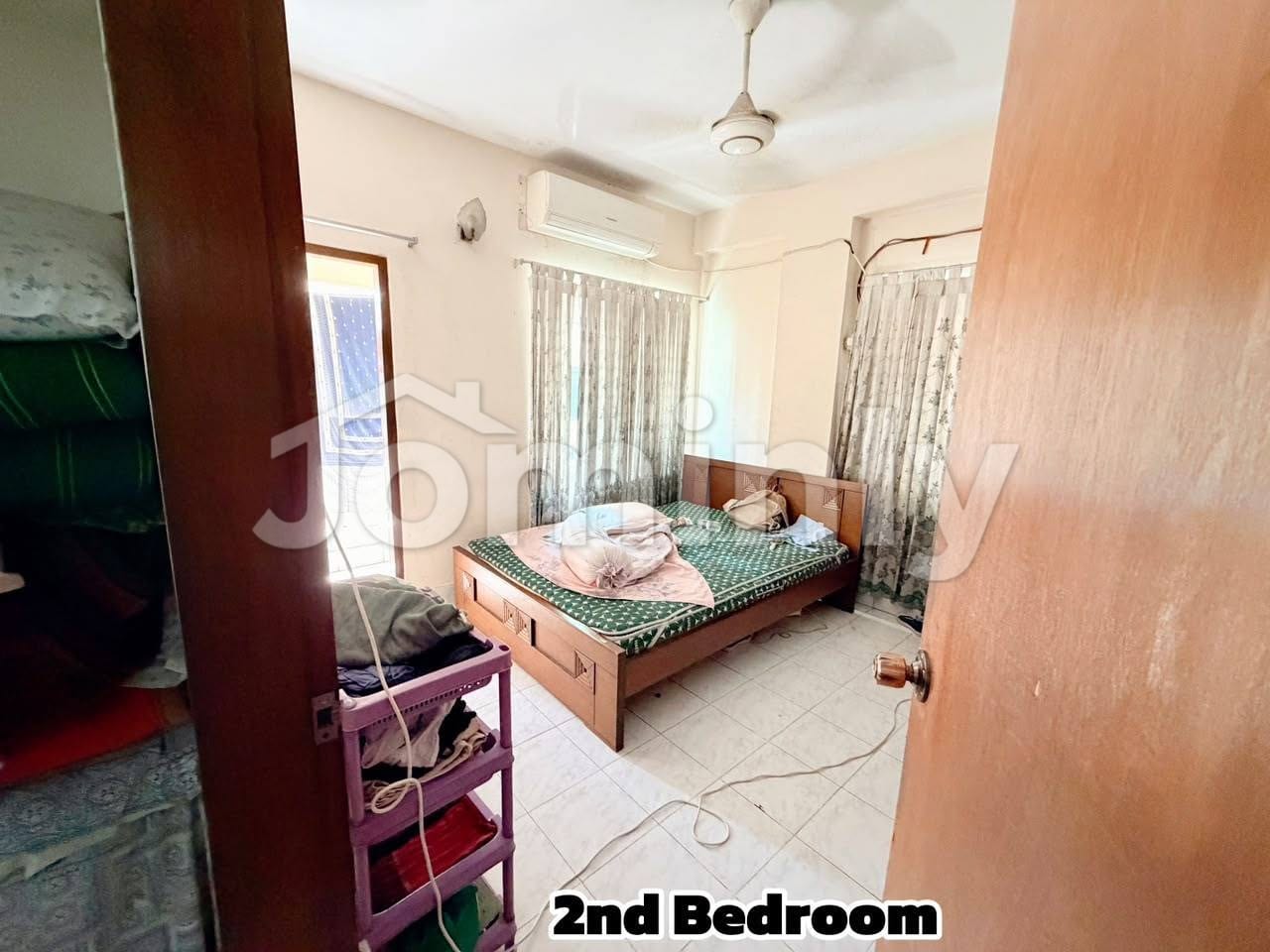 1500 SQFT South-Facing Used Flat for Sale with Titas Gas & Parking | 4th Floor, Hatkhola Road (Near Motijheel) | 3 Bed, 3 Bath, 3 Balcony, Servant Room | 20 FT Road - 4