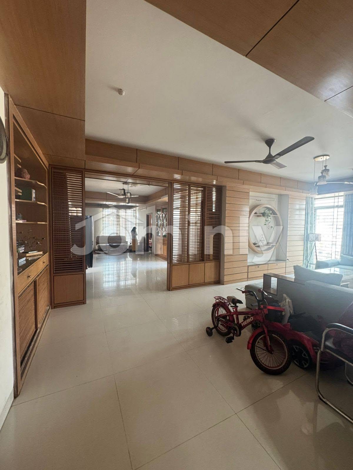 2780 SQFT Grand Single-Unit Used Flat for Sale | 7th Floor, Sector 5, Uttara | 4 Bed, 5 Bath, 3 Balcony & Servant Suite | 2 Dedicated Parking Spaces Included