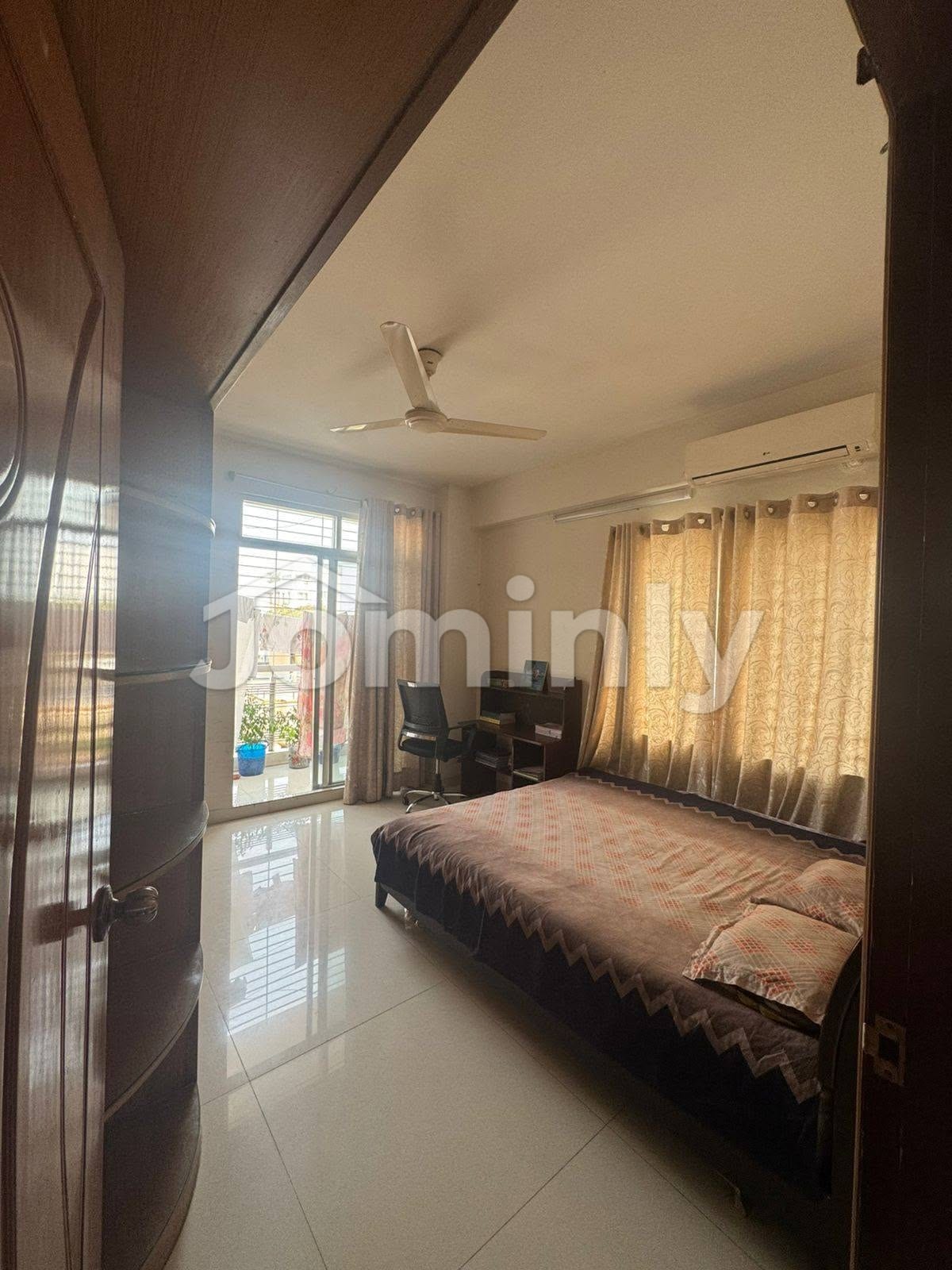 2780 SQFT Grand Single-Unit Used Flat for Sale | 7th Floor, Sector 5, Uttara | 4 Bed, 5 Bath, 3 Balcony & Servant Suite | 2 Dedicated Parking Spaces Included - 4