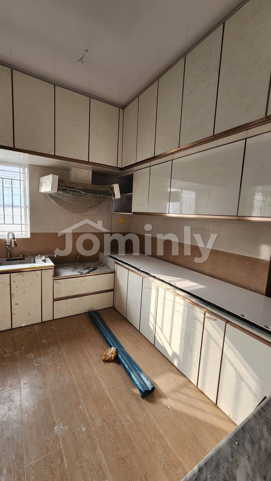 2200 SQFT Fully Interior Decorated 4-Bedroom South-Facing Single-Unit Apartment for Sale on 5th Floor | Bashundhara R/A, Dhaka