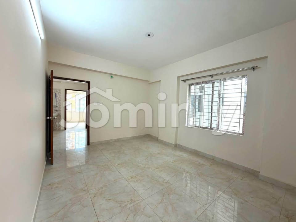 1650 Sqft South-Facing Semi-Used 3 BHK Flat for Sale in Bashundhara R/A Block G | 3rd Floor (Level 3) | Developer: Green Wood | Lift, Parking & Generator - 2