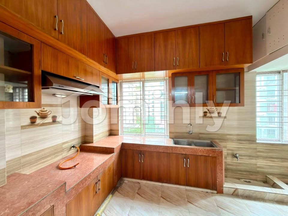 1650 Sqft South-Facing Semi-Used 3 BHK Flat for Sale in Bashundhara R/A Block G | 3rd Floor (Level 3) | Developer: Green Wood | Lift, Parking & Generator - 4