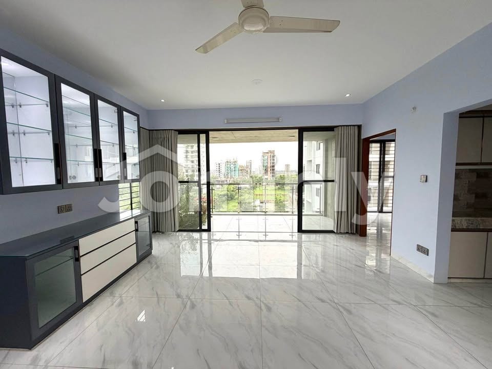 2400 Sqft Luxury South-East Corner Ready 4 BHK Flat with Terrace for Sale in Bashundhara Block M | 5th Floor | Fair Face Single Unit Building | Lift & 120 Sqft Parking