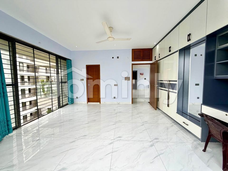2400 Sqft Luxury South-East Corner Ready 4 BHK Flat with Terrace for Sale in Bashundhara Block M | 5th Floor | Fair Face Single Unit Building | Lift & 120 Sqft Parking - 2