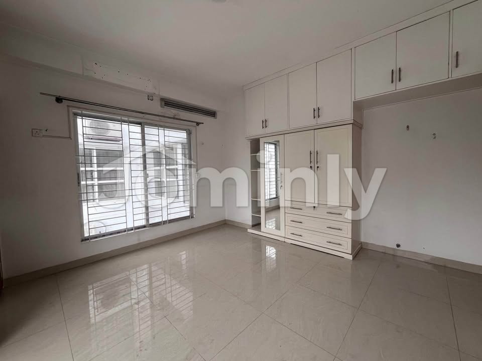 2230 SQFT Premium Semi-Interior North-Facing Flat for Sale | 7th Floor, J Block, Bashundhara R/A | 4 Bed, 4 Bath, 3 Verandas & Servant Suite - 3