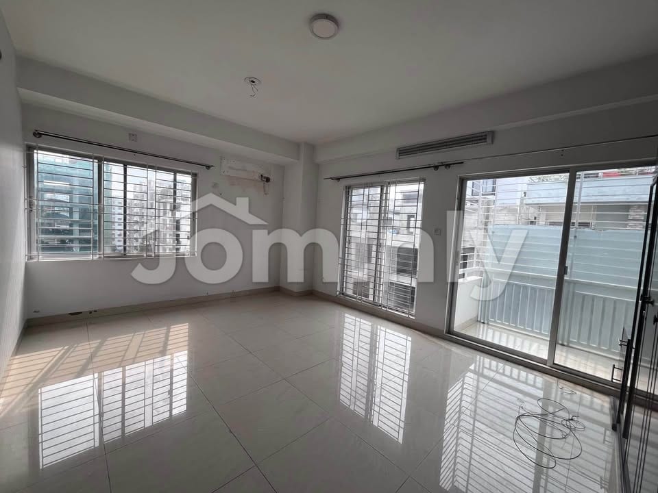 2230 SQFT Premium Semi-Interior North-Facing Flat for Sale | 7th Floor, J Block, Bashundhara R/A | 4 Bed, 4 Bath, 3 Verandas & Servant Suite - 4