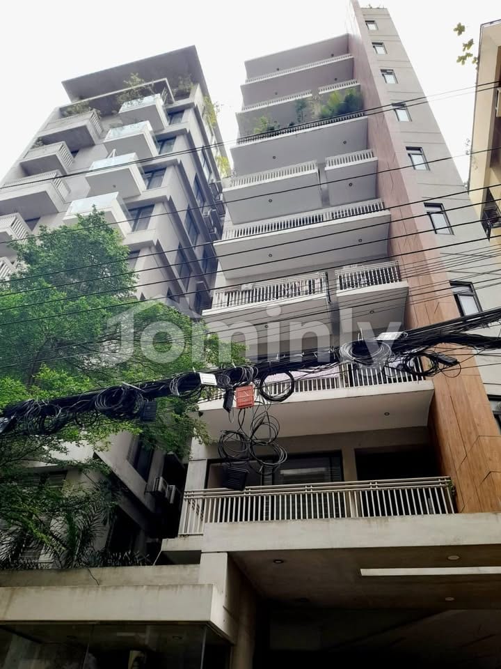 2272 SQFT Premium Front-Side Resale Flat with Parking | 1st Floor, J Block, Gulshan | 3 Bed, 3 Bath, Servant Suite & LPG | B+G+8 Building on 10 Katha
