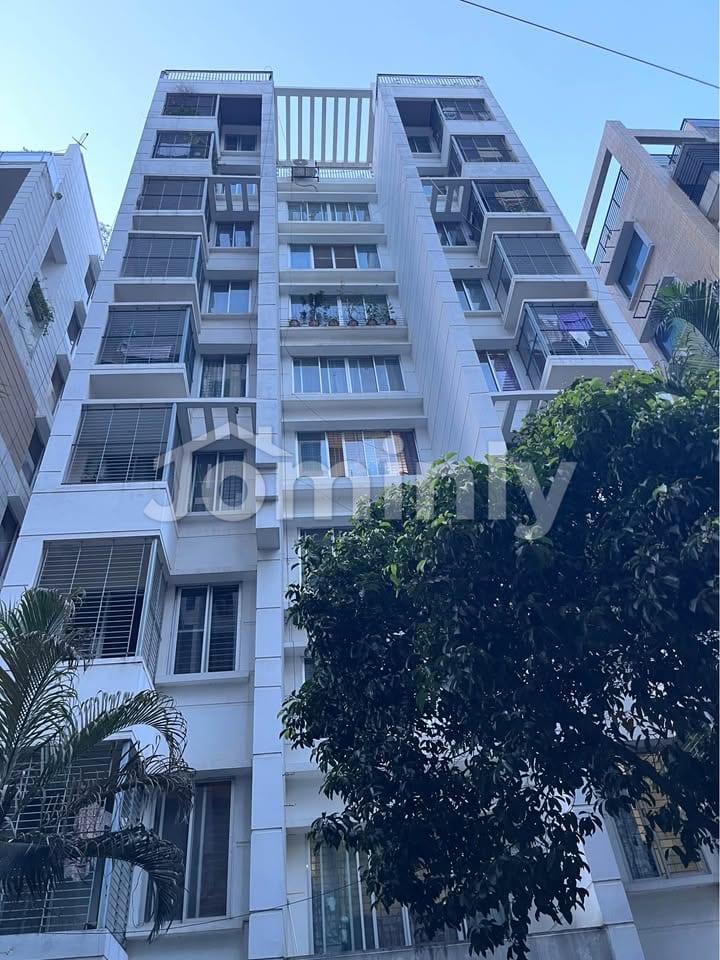 2025 SQFT South-Facing Single-Unit Used Flat with Titas Gas | 5th Floor, D Block, Bashundhara R/A | Developed by Orchid | 4 Bed, 5 Bath, Servant Suite | Active Titas Gas & Parking