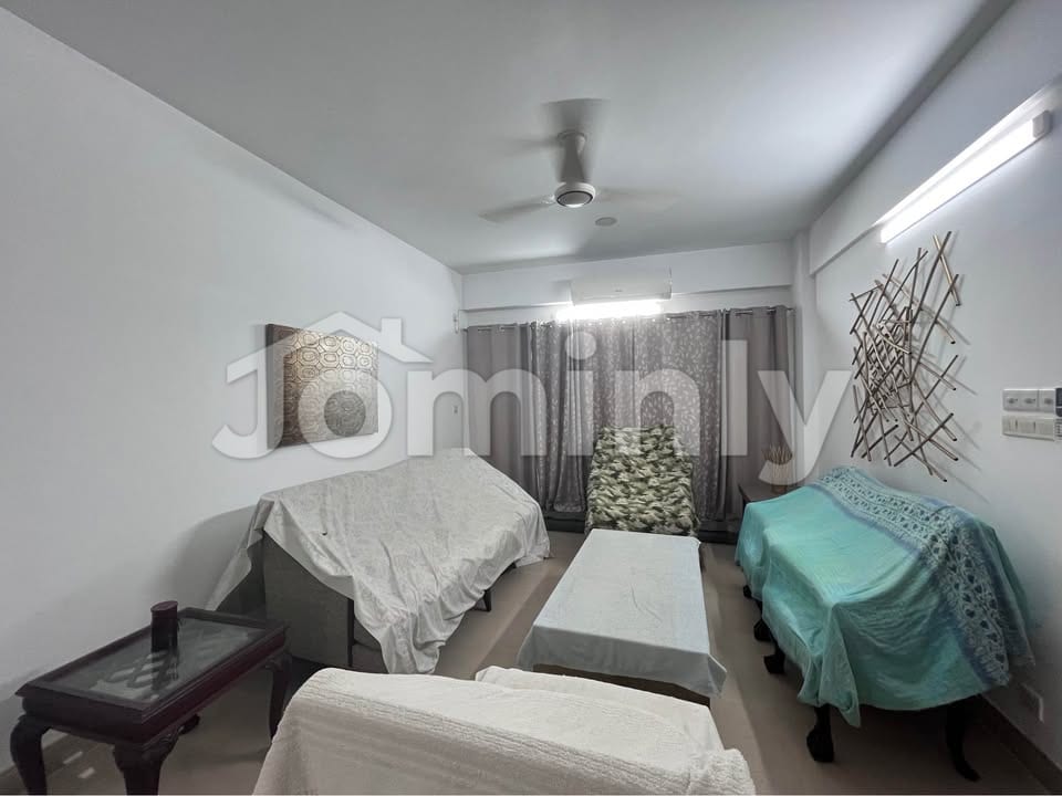 2025 SQFT South-Facing Single-Unit Used Flat with Titas Gas | 5th Floor, D Block, Bashundhara R/A | Developed by Orchid | 4 Bed, 5 Bath, Servant Suite | Active Titas Gas & Parking - 2