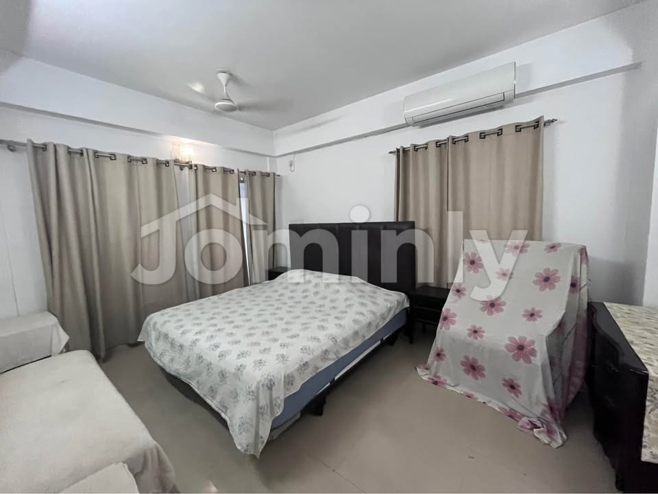 2025 SQFT South-Facing Single-Unit Used Flat with Titas Gas | 5th Floor, D Block, Bashundhara R/A | Developed by Orchid | 4 Bed, 5 Bath, Servant Suite | Active Titas Gas & Parking - 5