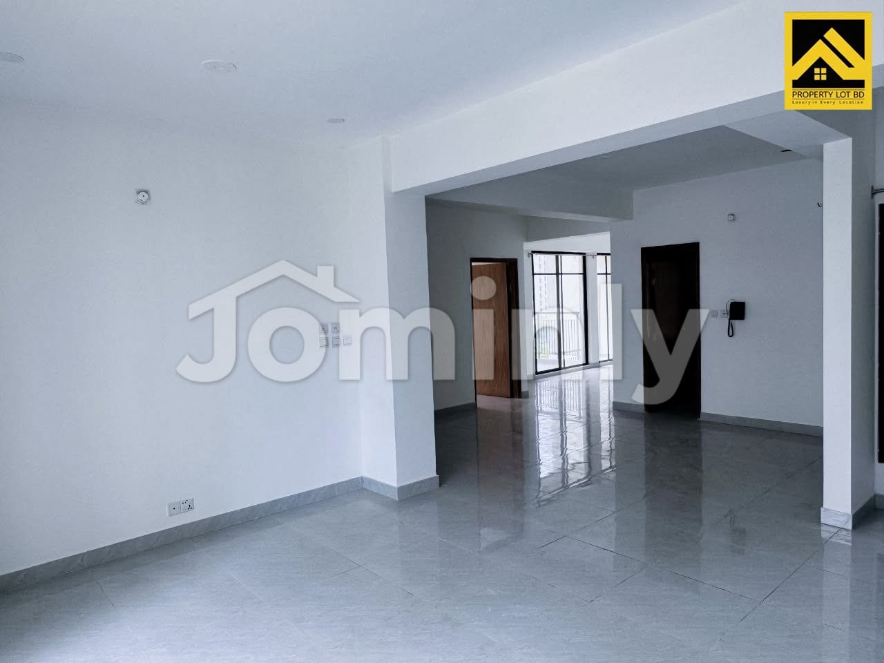 1900 Sqft South-Facing 4th Floor 3 BHK Apartment for Rent in Bashundhara R/A | 4 Bathrooms, 3 Balconies | Lift, Full Generator Backup & Parking