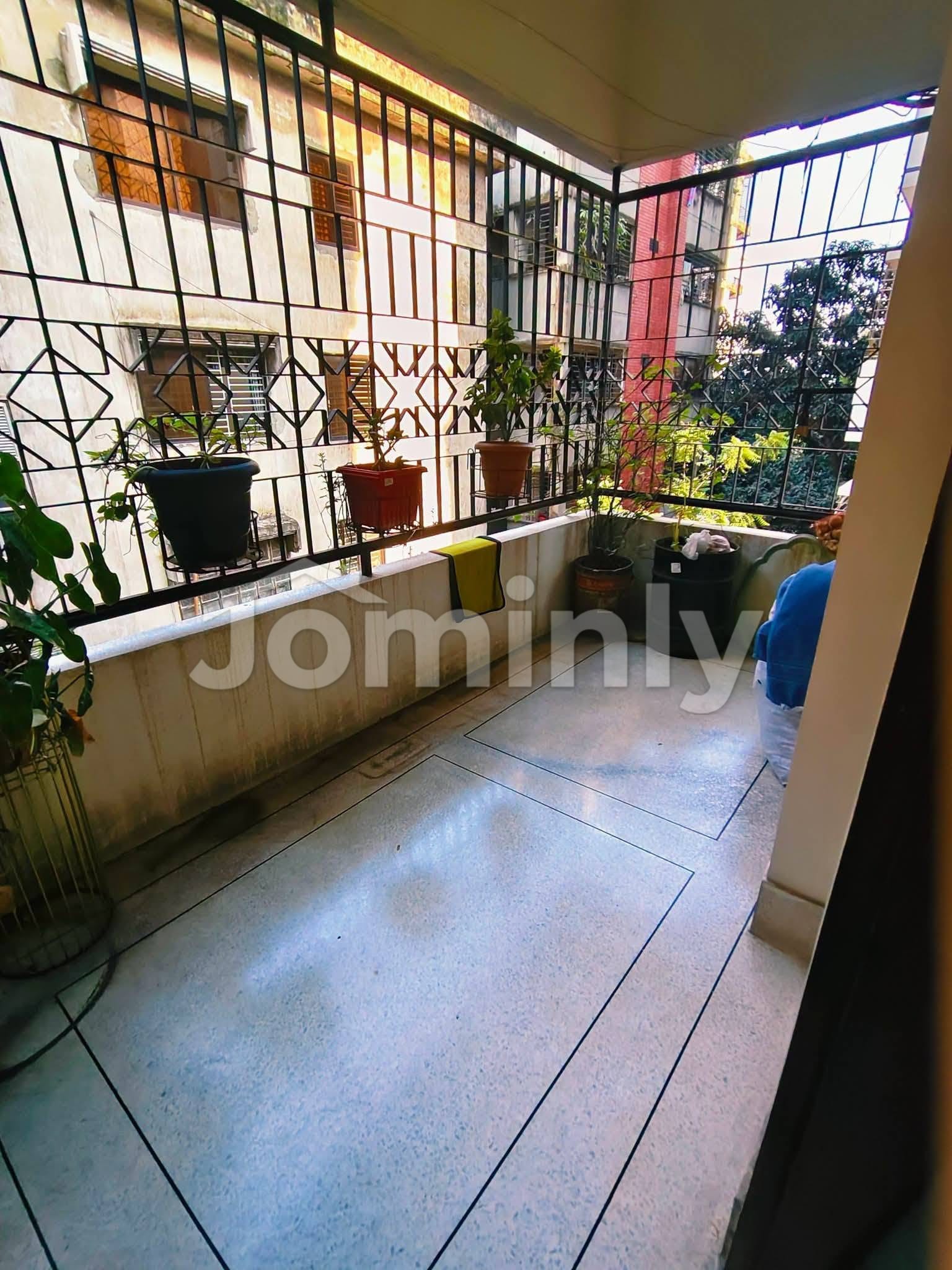 1650 SQFT Used Corner Apartment for Sale | Section 6, Mirpur | 4th Floor (10-Storied Building) | Building East-Facing Corner | 20 FT Road | 3 Beds, 3 Baths, 2 Balconies, Lift, Parking & Titas Gas - 5