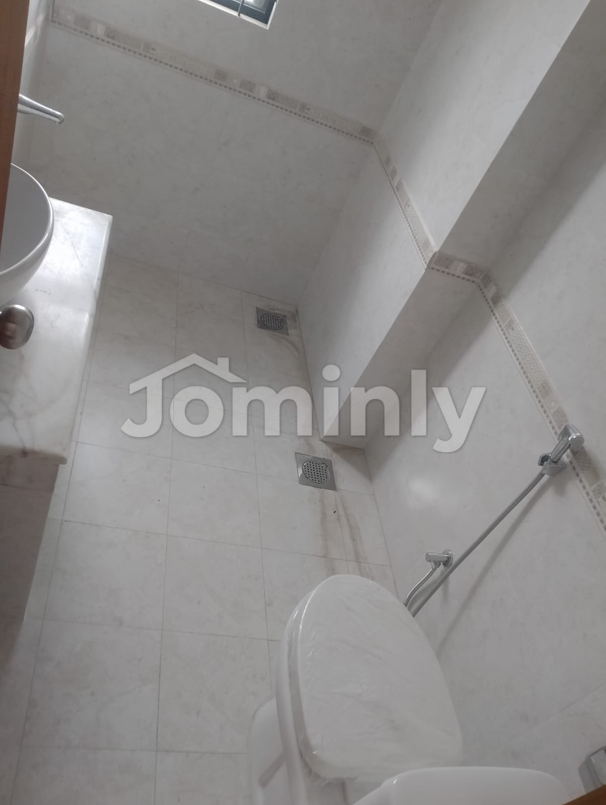2400 Sqft Luxury 4-Bedroom Apartment for Sale in Prime Gulshan by Gemcon - 5