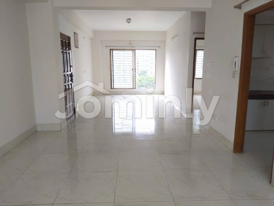 1550 Sqft North-Facing 3-Bedroom Used Flat with LPG Gas & Parking for Sale on 4th Floor in Block-L Bashundhara R/A