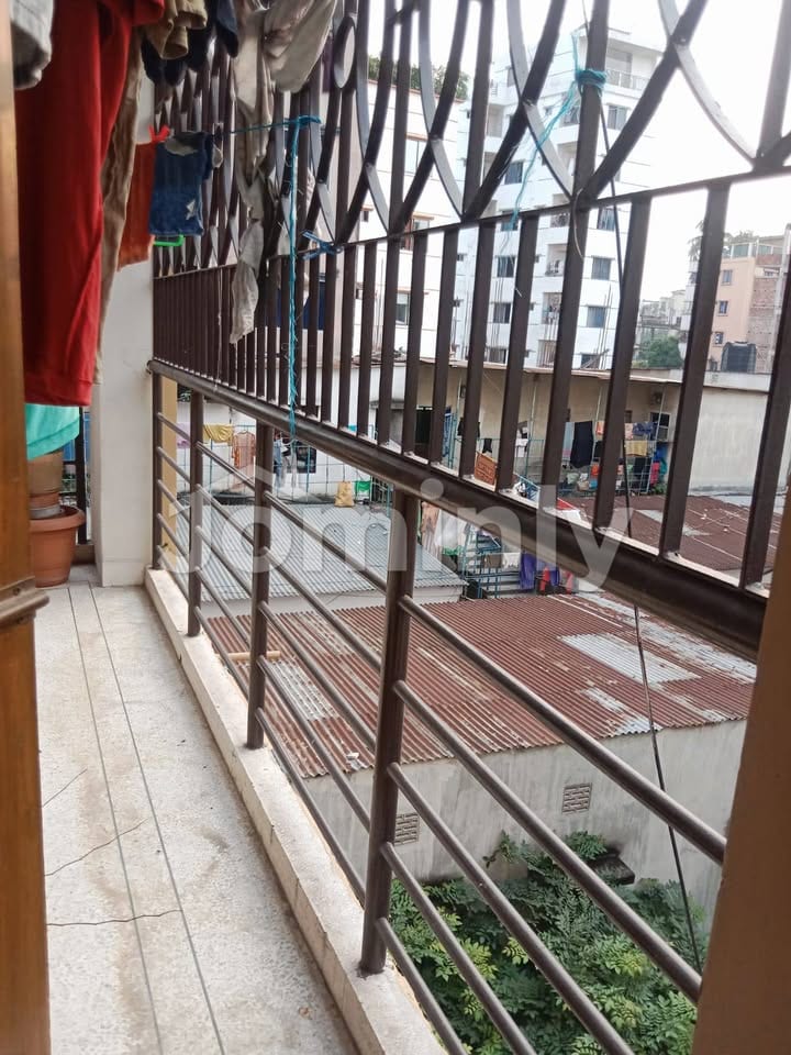 1300 SQFT 3-Bedroom South-West Corner Used Apartment for Sale | Baridhara DOHS, Dhaka | 3rd Floor (3B) | Dedicated Parking & Titas Gas - 4