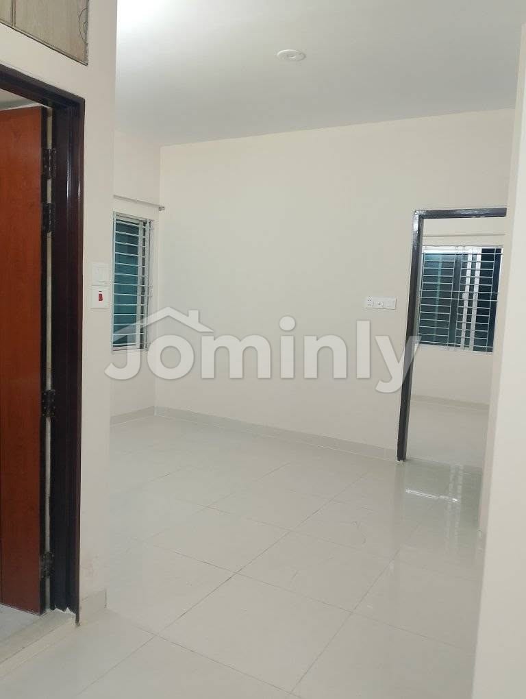1100 Sqft 5th Floor South-Facing 3-Bed Used Ready Flat with Parking in Sector-11 Road-18 Uttara - 2