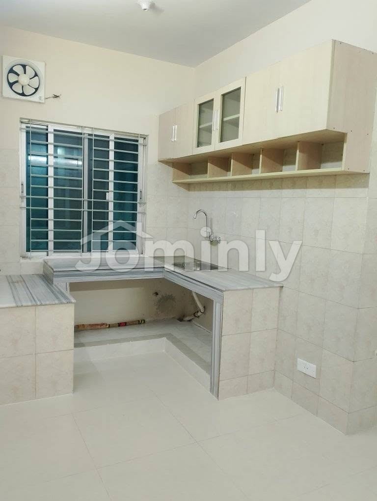 1100 Sqft 5th Floor South-Facing 3-Bed Used Ready Flat with Parking in Sector-11 Road-18 Uttara - 3