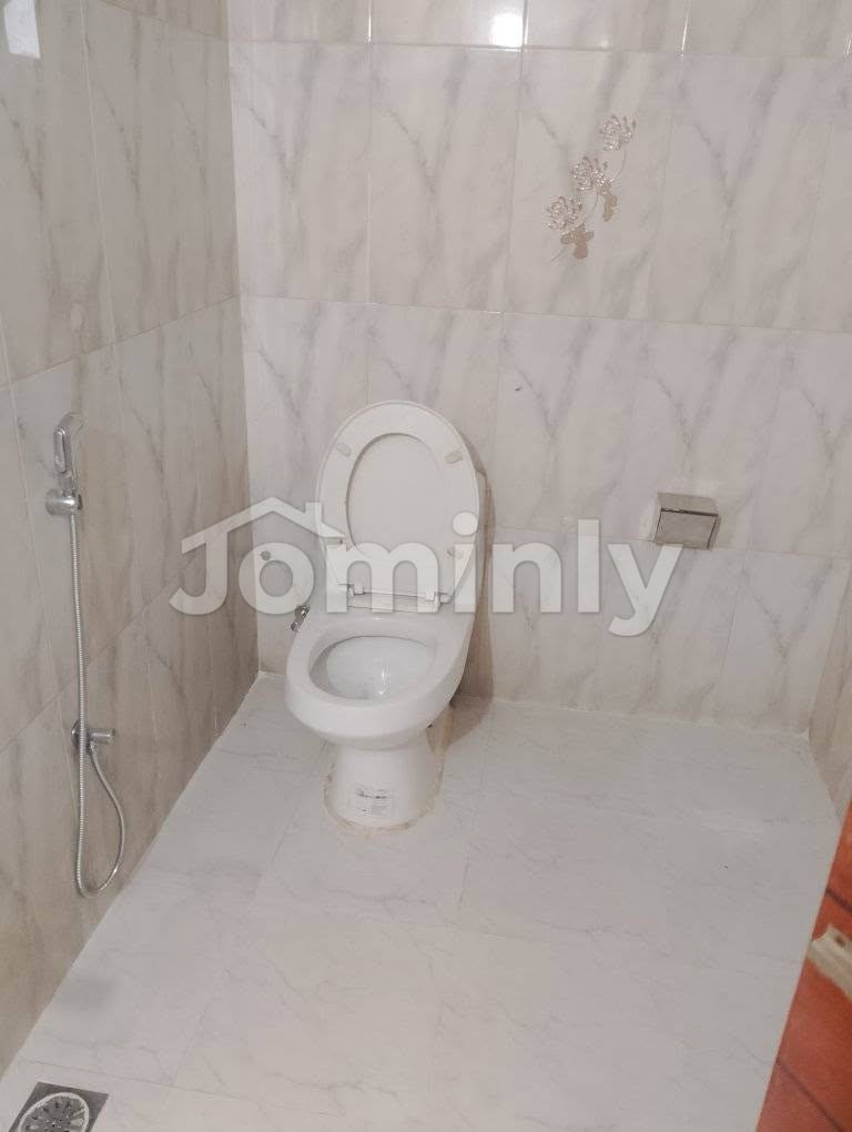 1100 Sqft 5th Floor South-Facing 3-Bed Used Ready Flat with Parking in Sector-11 Road-18 Uttara - 5