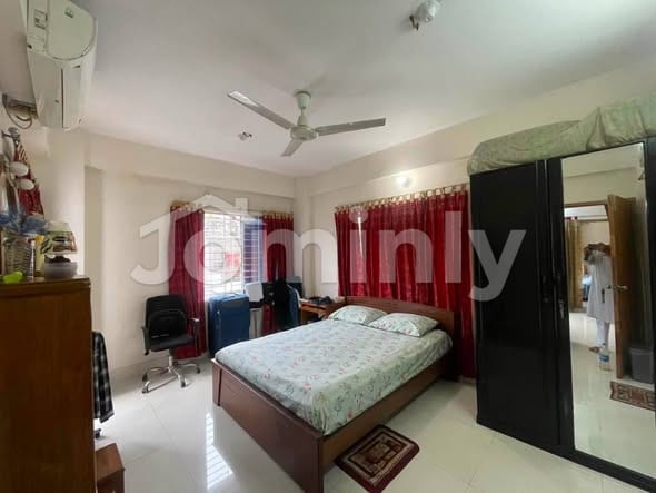 Used 1610 SQFT South Facing Single Unit Apartment for Sale in Block G, Bashundhara R/A, Dhaka - 5
