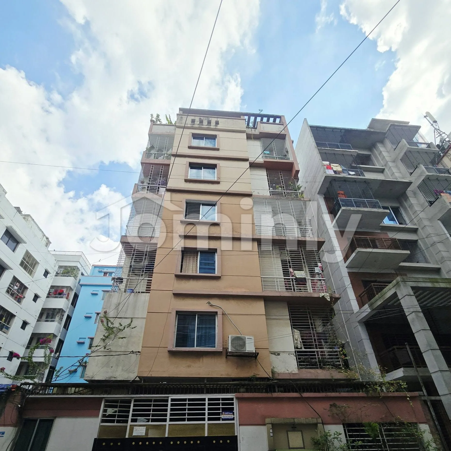 1800 SQFT Single-Unit 3-Bedroom 4th Floor Used Flat for Sale | Sector 11, Uttara, Dhaka | Titas Gas & Parking - 2