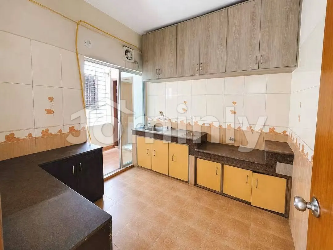 2250 Sqft Luxury Apartment for Rent | Bashundhara R/A | 4 Bedrooms, 4 Bathrooms, 3 Balconies, Separate Drawing & Dining Area with Servant Room and 24/7 Security - 3