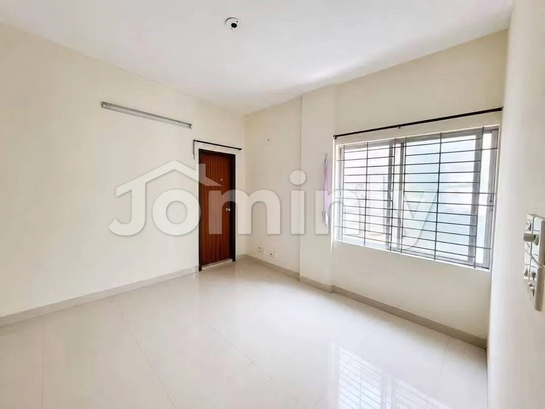 2250 Sqft Luxury Apartment for Rent | Bashundhara R/A | 4 Bedrooms, 4 Bathrooms, 3 Balconies, Separate Drawing & Dining Area with Servant Room and 24/7 Security - 4