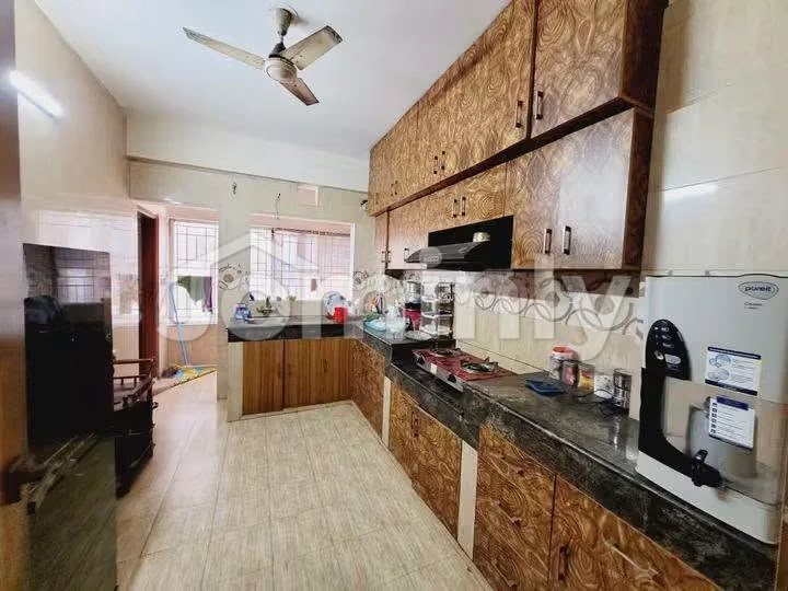 2300 Sqft South Facing Furnished Apartment for Rent | Bashundhara R/A | 4 Bedrooms, 4 Bathrooms, 3 Balconies with 2 Modern Lifts and Gas Cylinder Facility - 3