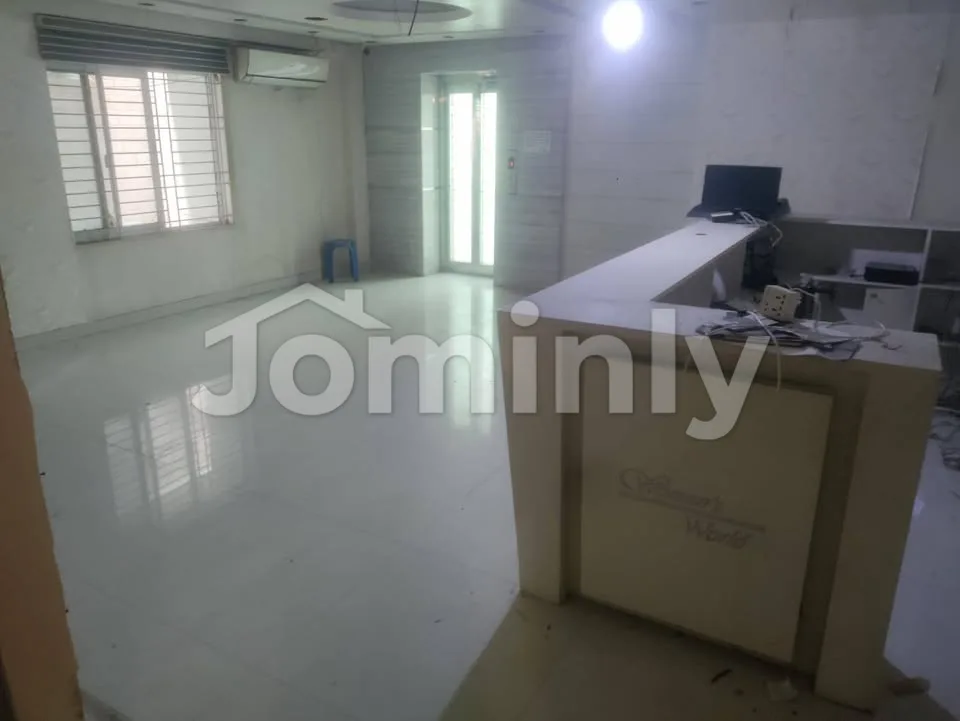 Prime 2500 SQFT Commercial Office Space for Rent | Road 36, Gulshan 2 | 1st Floor | Executive Cabin, Reception Desk & Open Plan - 2